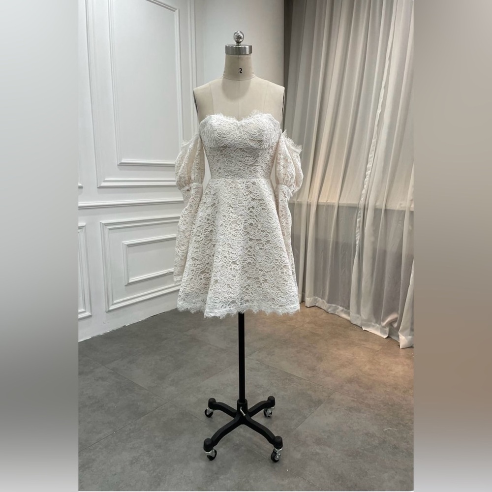 Bridal mini dress with detached sleeves